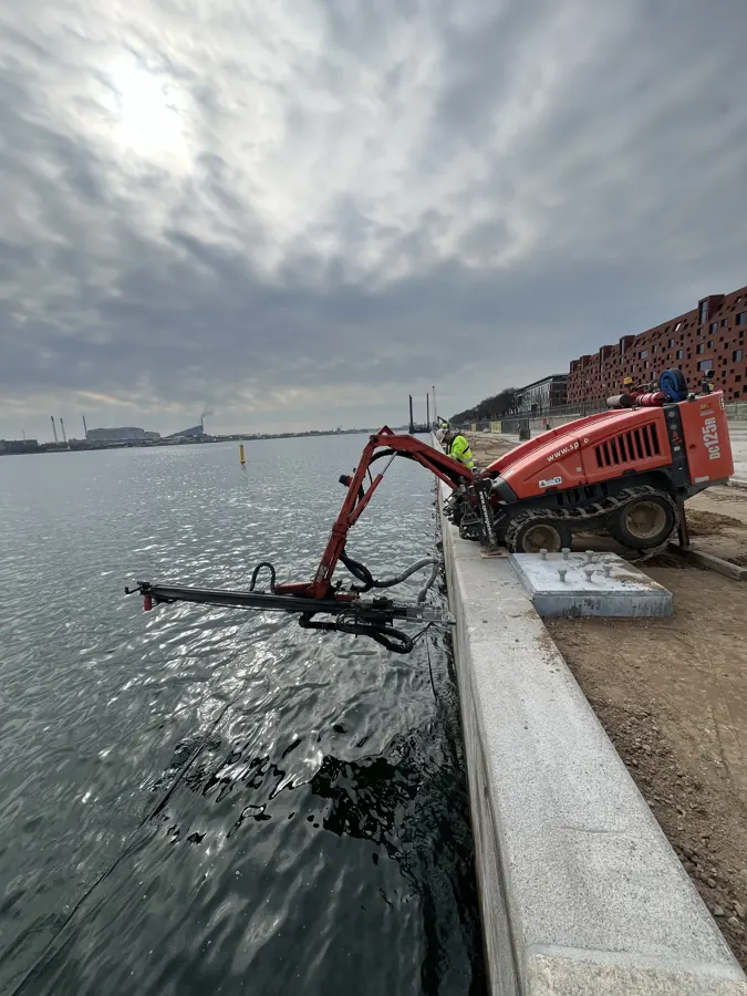 Boreudstyr placeret ved kajkant over vand