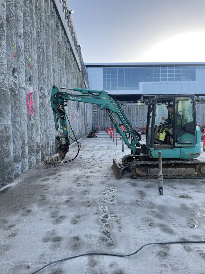 Gravemaskine med fræsehoved i betonkanal